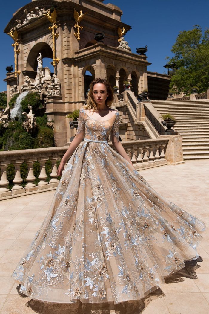 Элегантная цветочная вышивка на пышном выпускном платье-2023