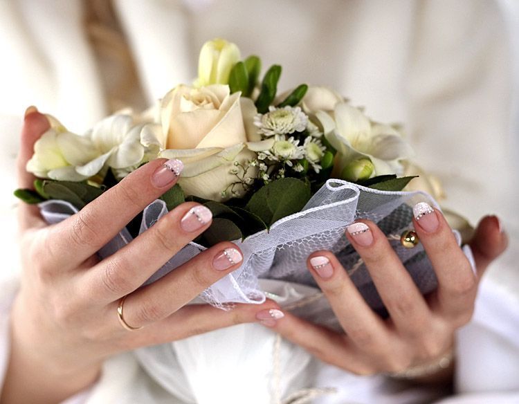 Bride with fashionable manicure for short nails