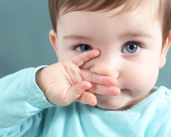 Zakaj se otrokove oči držijo: kako zdraviti doma? Oči otroka so grobe: zdravljenje z ljudskimi zdravili