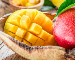 Les avantages de la mangue, la détermination de la maturité, les contre-indications pour une utilisation. Comment nettoyer la mangue avant utilisation?