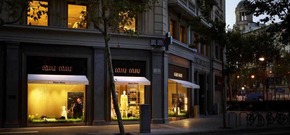 Fashionable clothing shops for Pasezh de Gracia