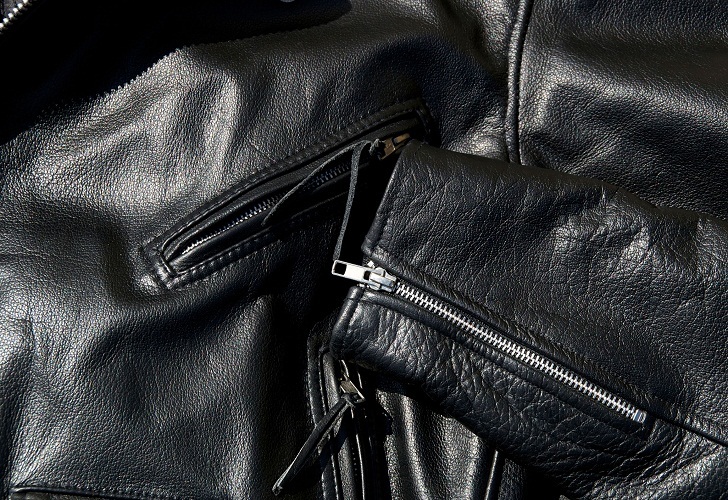 Lubricate the jacket regularly to make the skin soft and protect it from the environment