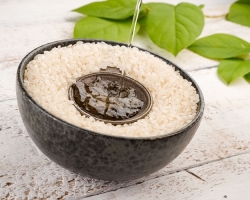 How and what can you replace rice vinegar in recipes? How to replace rice vinegar with lemon juice, ginger marinade, grape vinegar, soy sauce, algae of nori, dining room and apple cider vinegar?