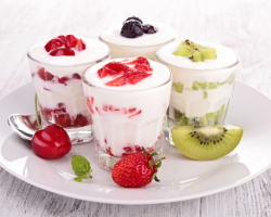 Wann ist es besser, Joghurt, Bioogurt zu essen oder zu trinken: morgens oder abends vor dem Essen oder nachher? Wie viel Joghurt kann pro Tag essen? Ist es möglich, jeden Tag Joghurt zu trinken? Wie man Joghurt richtig und oft verwendet: Empfehlungen von Diätetologen