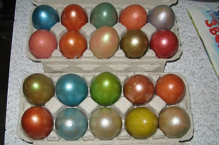 Huevos pintados con tintes de la madre de -pearl