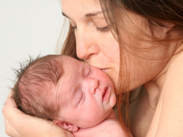 Un nouveau-né éternue: les raisons de ce qu'il faut faire. L'enfant éternue souvent: conseils pédiatriques, avis