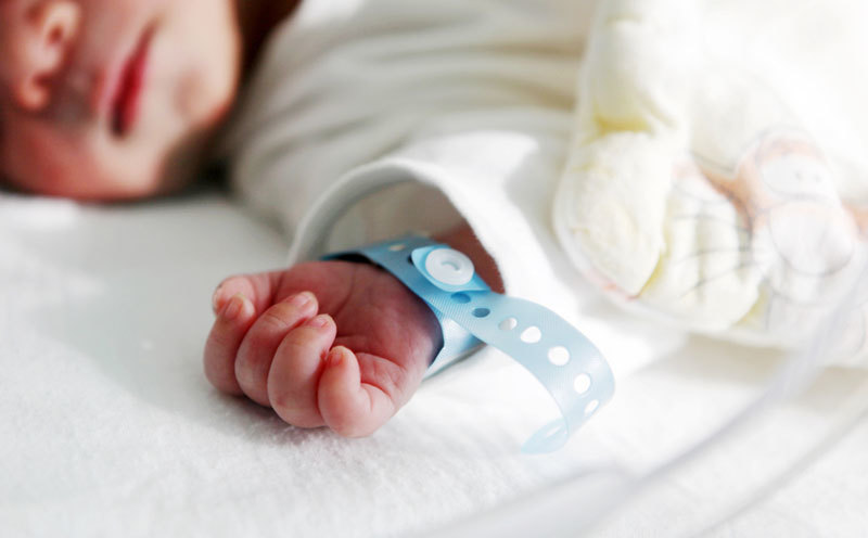 Un enfant né à l'avance est sous une observation attentive d'un pédiatre et d'une infirmière.