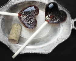Bagaimana cara membuat permen dengan tongkat dari gula di rumah? Resep untuk peppermint, buah, susu, jahe, tanpa gula, berwarna, madu