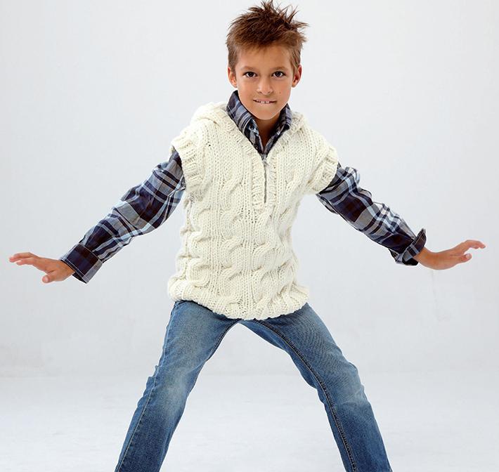 Cape gilet festive avec aiguilles à tricot pour un garçon