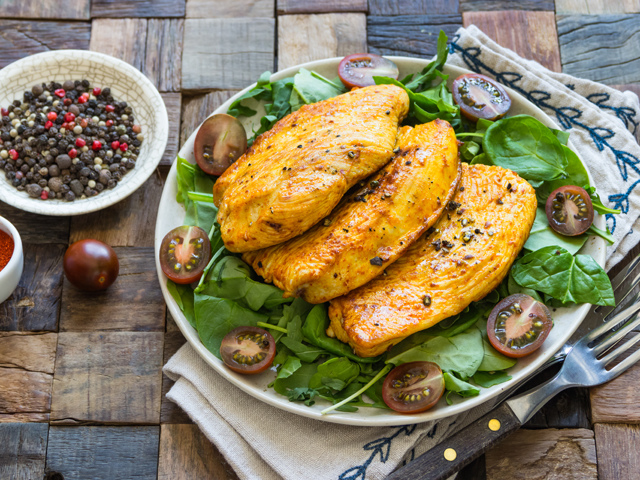 Come fare una bistecca da un filetto di tacchino, con un osso in una padella, griglia, forno, pentola lenta, pellicola: le migliori ricette. Come solare e cucinare una bistecca succosa dalla coscia, seno, gambe con champignons, panna acida, senape: ricette: ricette