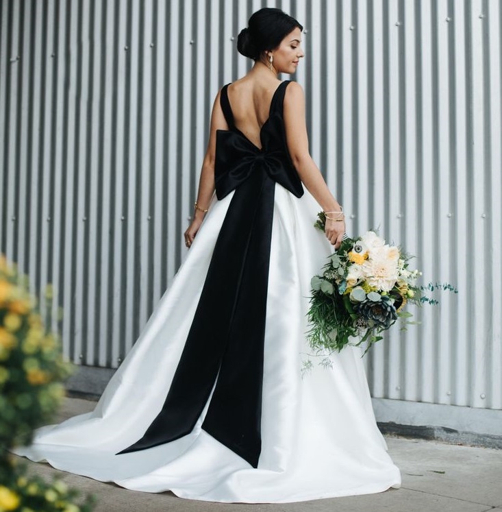 Невеста в платье черно-белого стиля