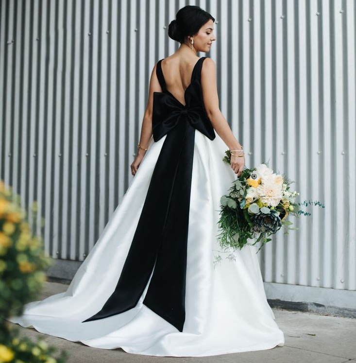 Novia con un vestido blanco y negro