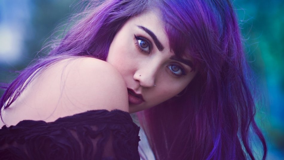 Ton violet sur les cheveux noirs