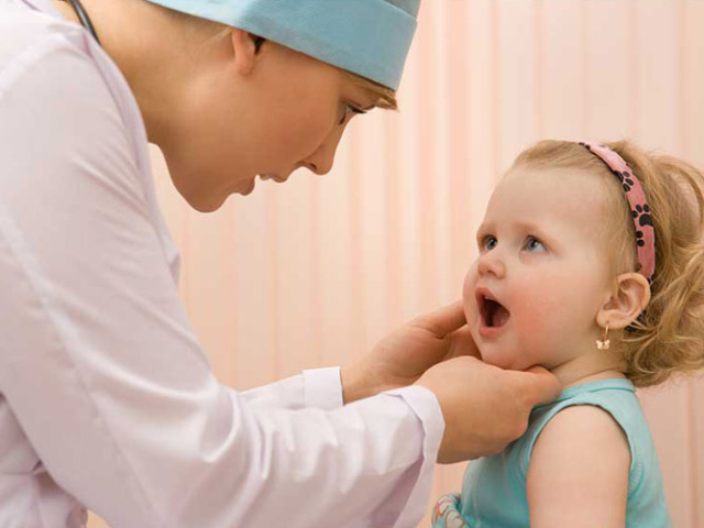 Стоматит во рту у ребенка. Чем лечить детский стоматит? Домашнее лечение стоматита