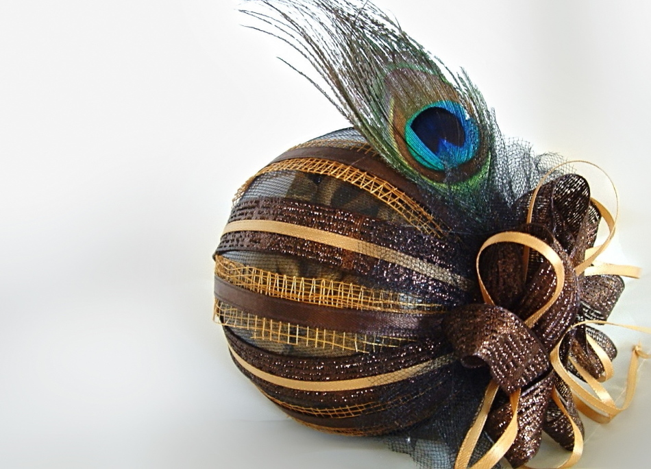 Новогодние шарик, украшенный тесьмой и павлиньим пером