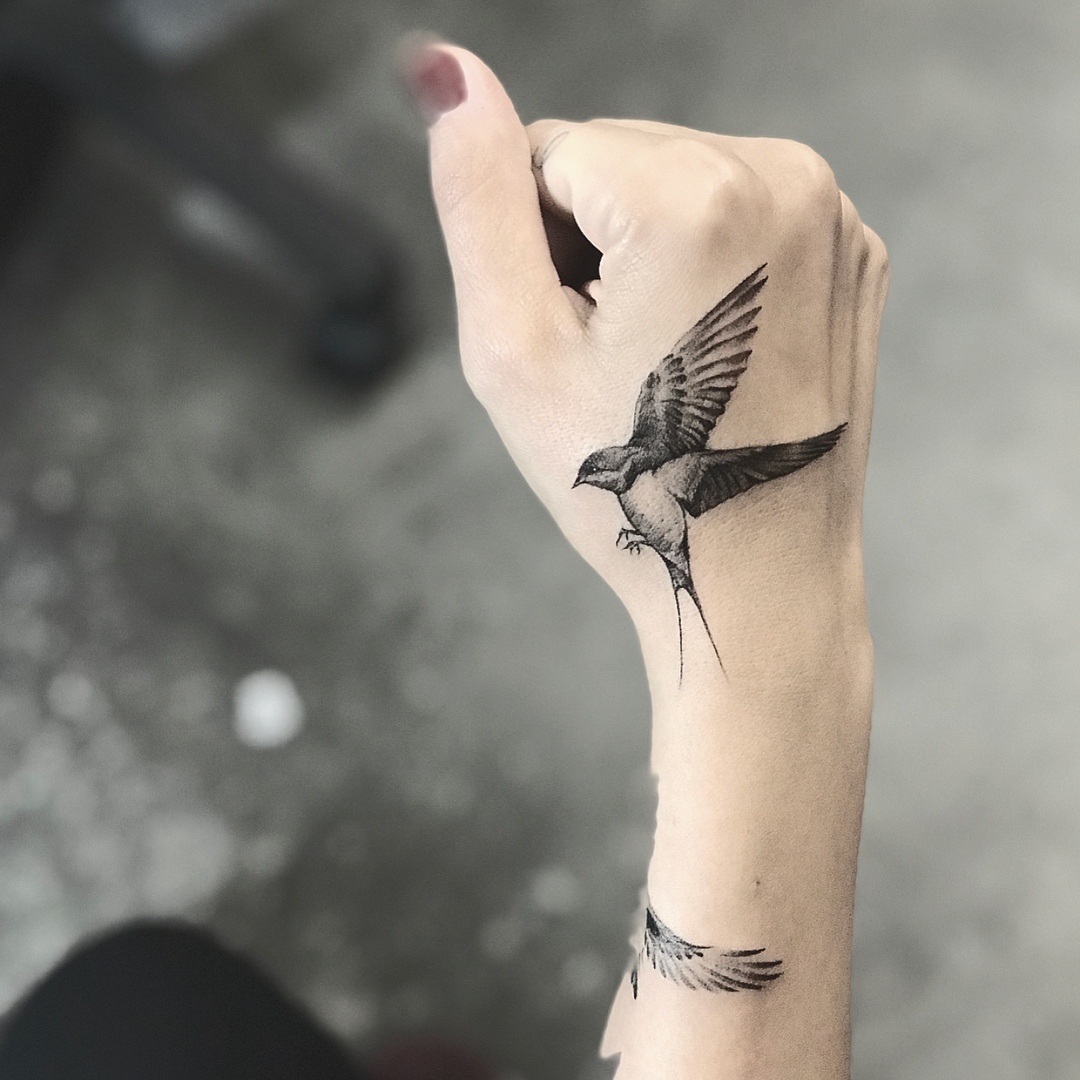 Значение татуировки колибри у девушки