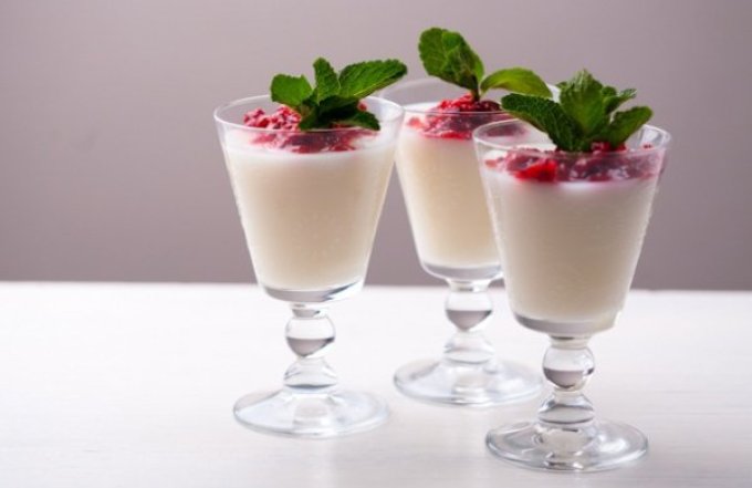 Dietary panna-Kotta with berry snow