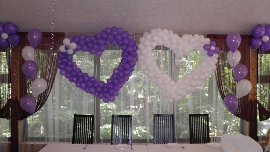 Ide siap -buatan untuk dekorasi pernikahan dengan karangan bunga dari bola, contoh 7