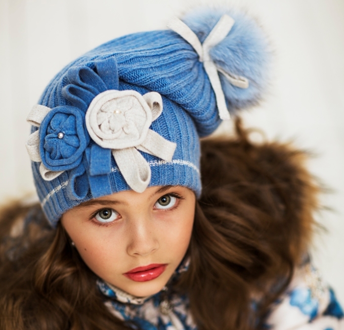 Fashionable children's hats: knitted and fur - jewelry in the form of flowers