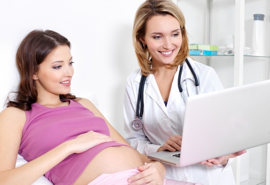 Pregnant and the doctor evaluate the development of the fetus