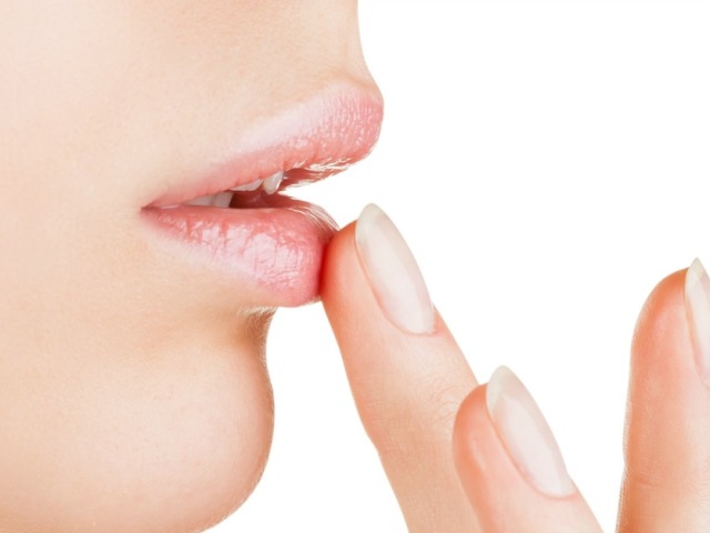 Трещины на губах: срочно исправляем витаминами и домашним уходом
