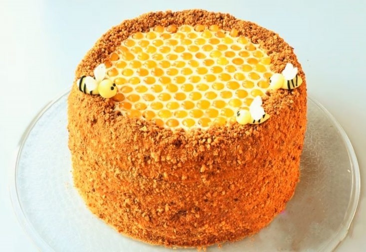 Идеи украшения торта "медовика"