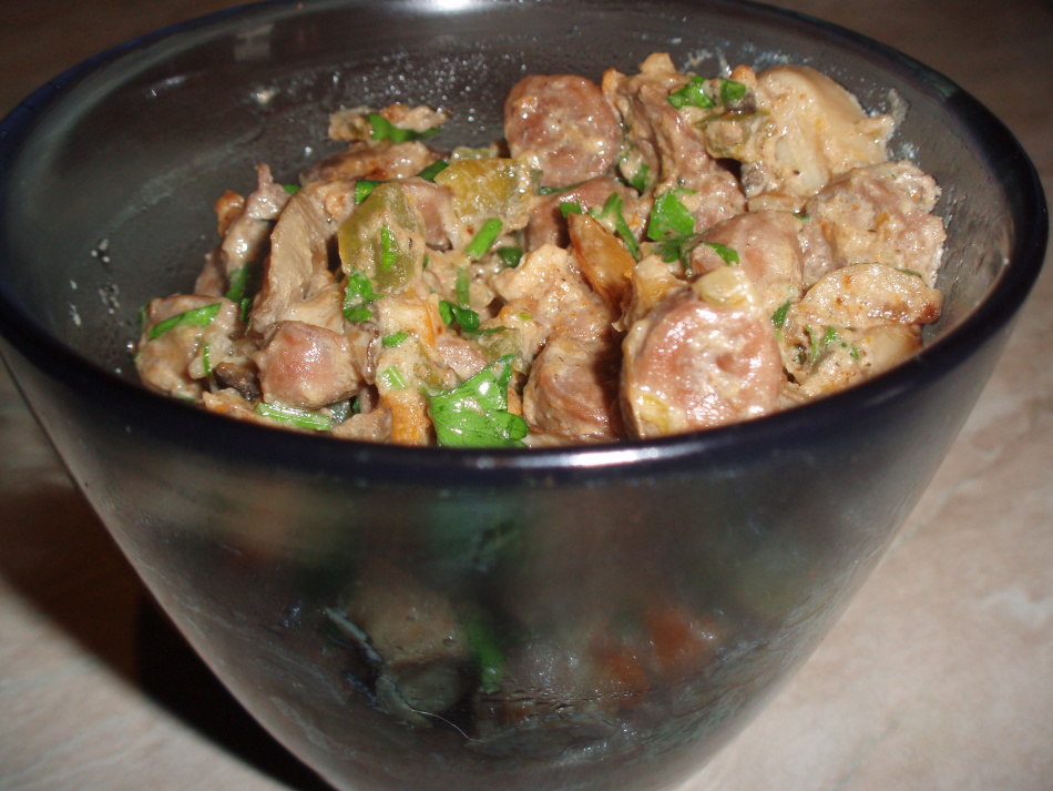 Coeurs de poulet frits avec des oignons dans une casserole: recette