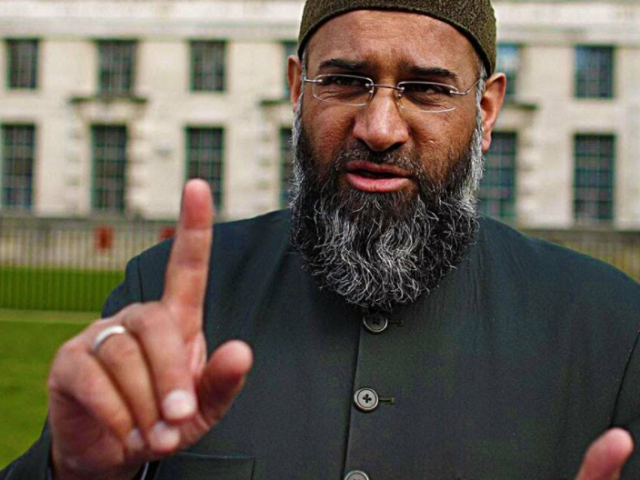 Raised index finger up: What does Muslims mean?