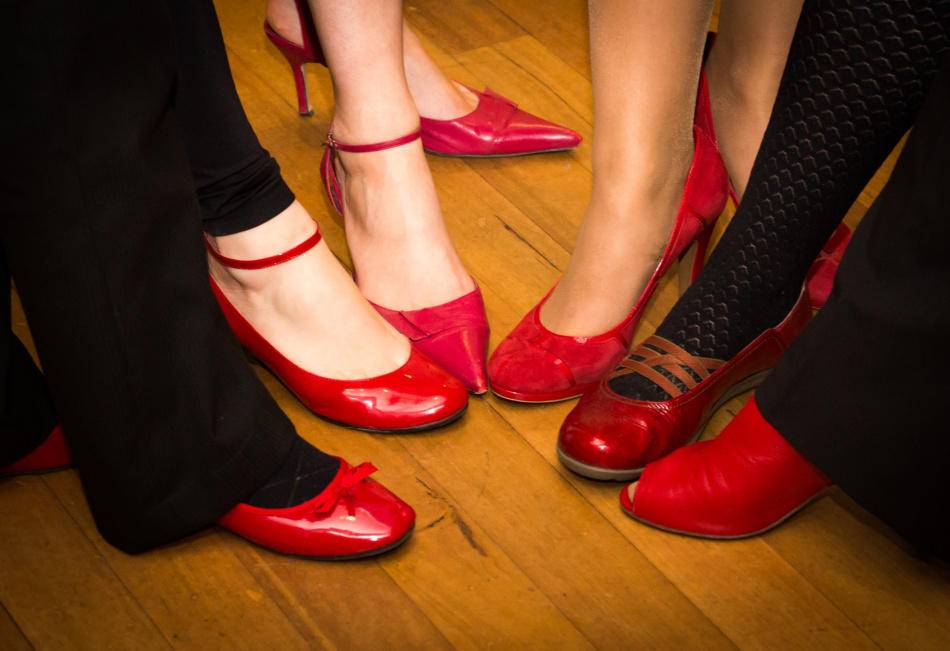 Mengapa melihat sepatu merah, sepatu bot dalam mimpi?