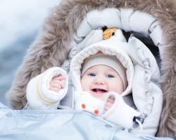 كيف وكم تحتاج إلى المشي مع المولود الجديد في فصل الشتاء والربيع والصيف والخريف؟ قواعد المشي مع حديثي الولادة