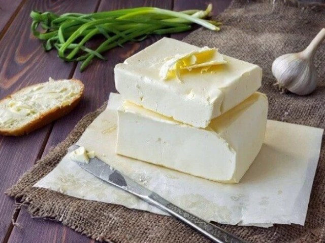 Jak zrobić masło w domu ze sklepu ze sklepu, domowe mleko krowie, kwaśny śmietana: przepis, porady kulinarne