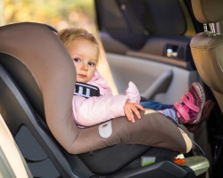 Come riparare una sedia per bambini, una tenuta per auto, un seggiolino per auto, un triangolo nella parte anteriore e posteriore - una descrizione, istruzioni fotografiche. Come piantare un bambino in un seggiolino auto, come scegliere un posto, dove riparare i seggiolini dell'auto in macchina?