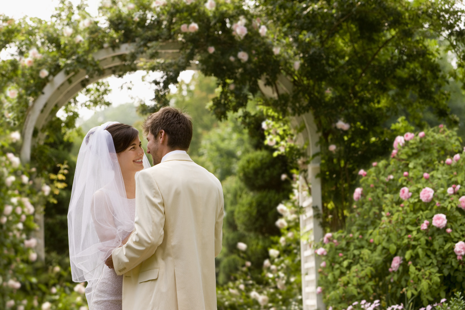 L'homme et la femme sont heureux dans le mariage