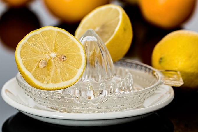 Pembersihan usus dengan jus lemon