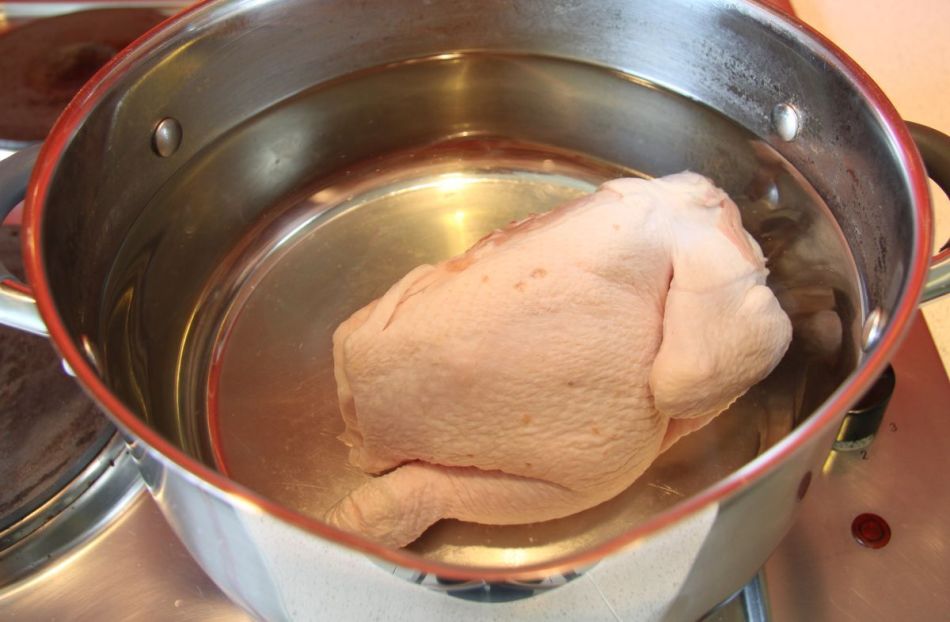 Готовая отварна курица сановится мягкой и легко протыкается вилкой.