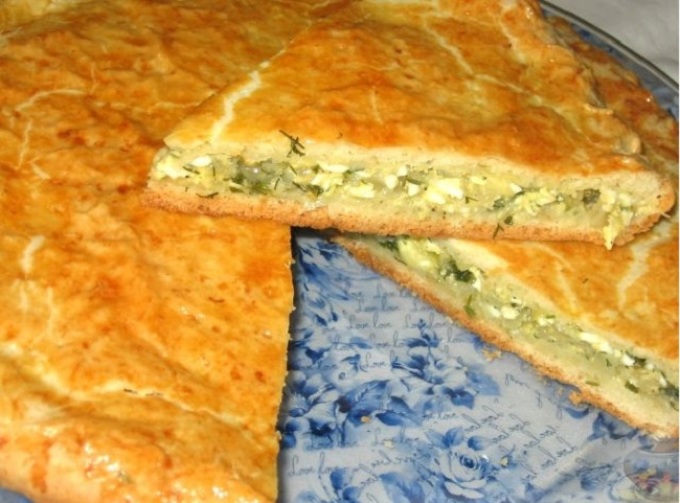 Закусочный пирог с луком и сыром