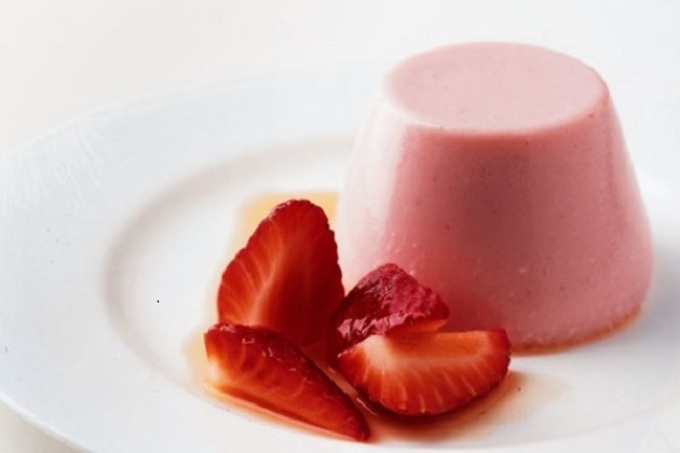 Opción de alimentación Panna-Kotta con fresas (panna cotta con fragole)