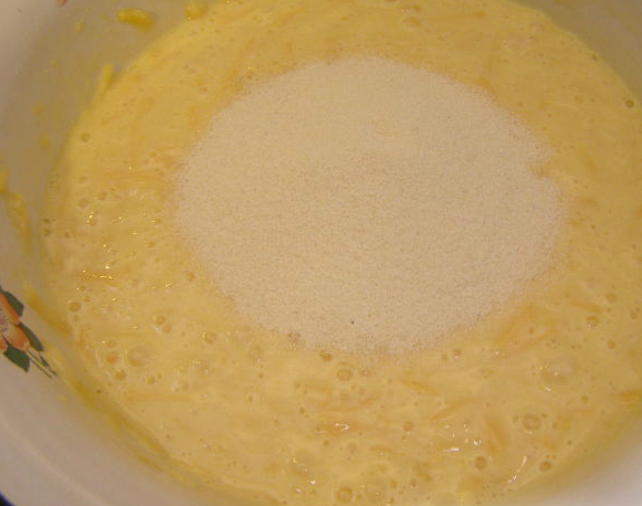 Roulette omlet avec hachage de poulet: ajouter de la sémeline