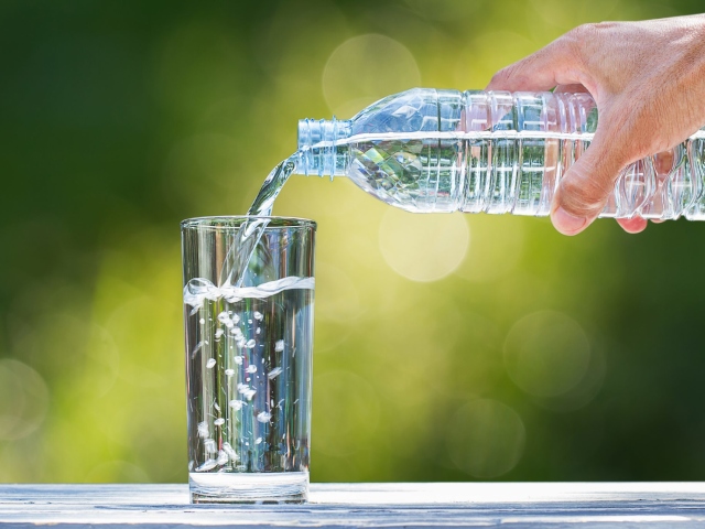 Zakaj morate piti veliko vode, tekočine pri temperaturi, bolezni, mrazu? Koliko morate piti tekočine?