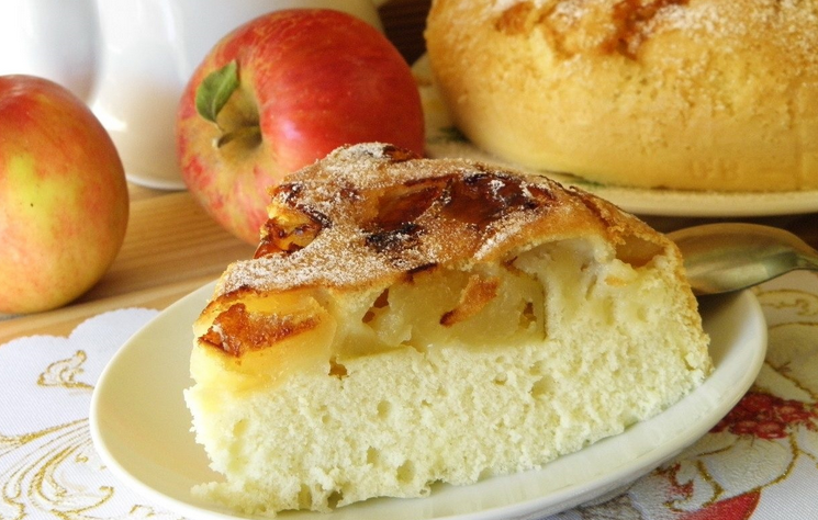 Пышная шарлотка с яблоками и маслом на кефире в духовке