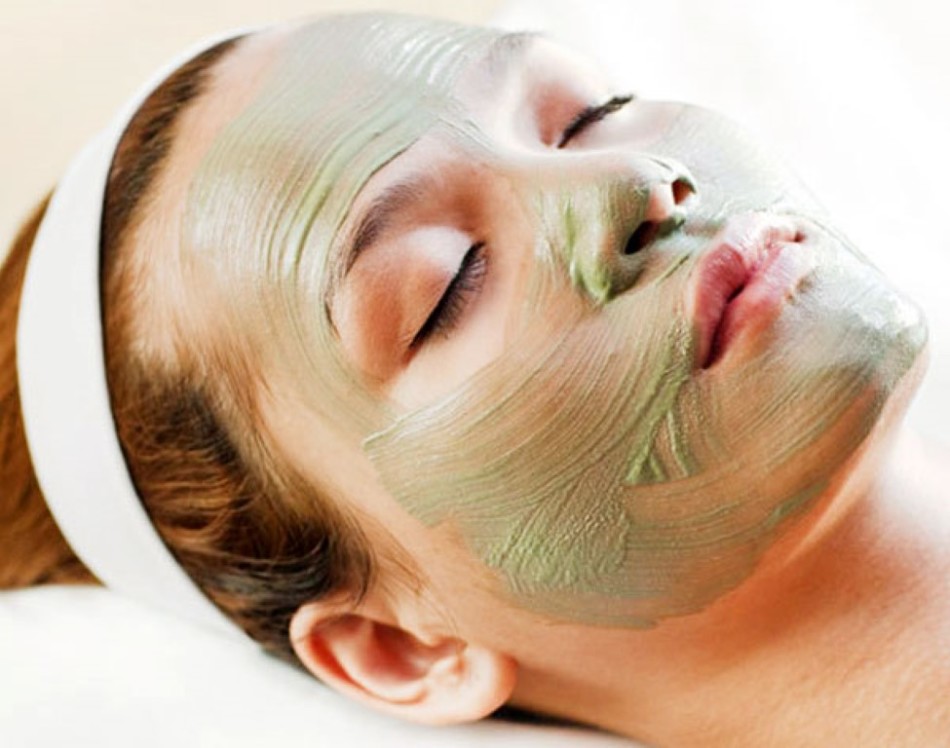 Le masque d'argile verte tire parfaitement les pores, traitant la peau