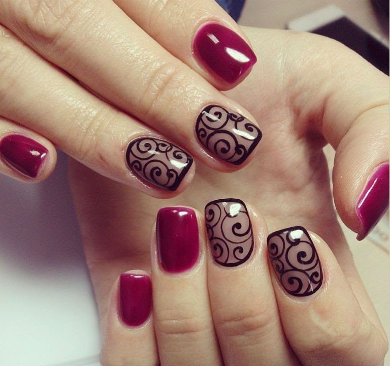 Hermosa manicura con monogramas negros