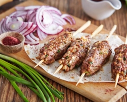 Hogyan lehet megragadni a kemencében lévő kebab fagyasztott, félig kidolgozott termékeit egy serpenyőben?