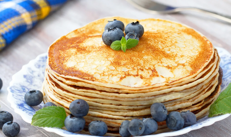 Crêpes sur la crème sure expirée dans une casserole