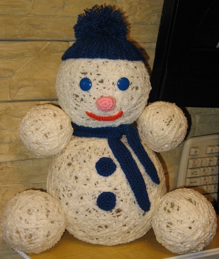 A snowman from thick threads looks like a more fluffy, voluminous