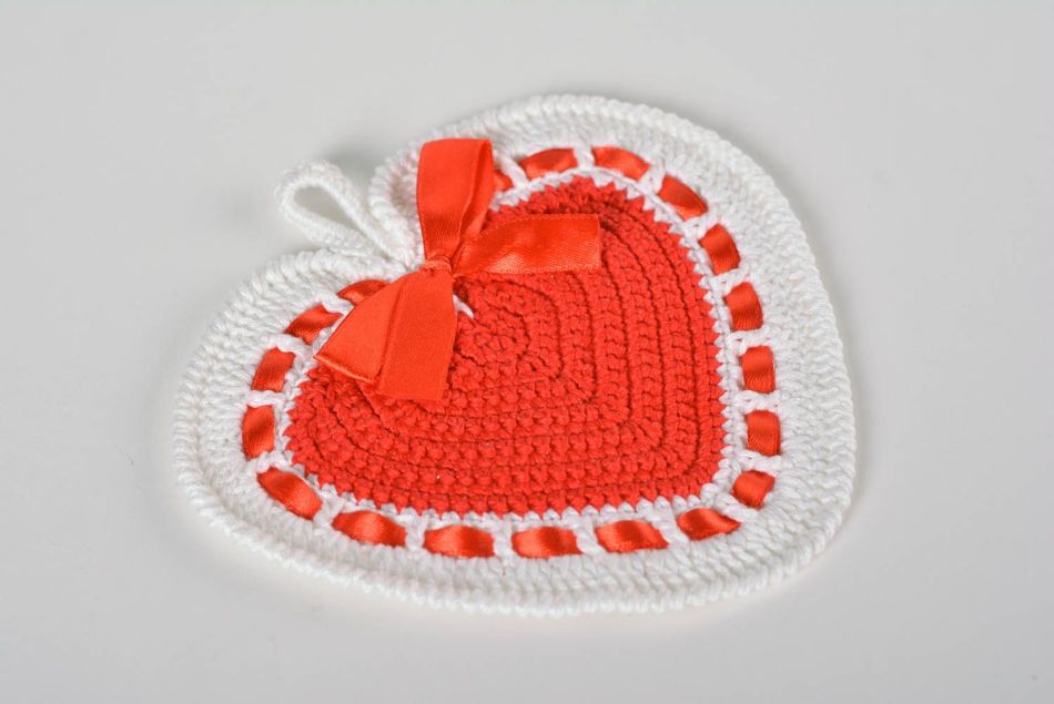 Knitted stand for a cup in the form of a heart