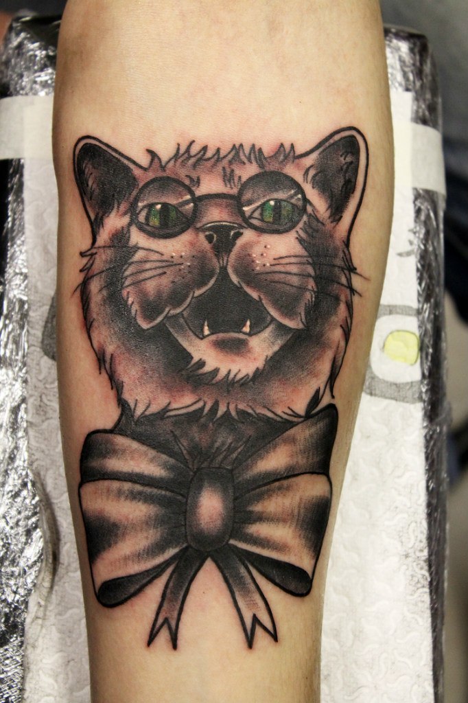 Cat with a bow - a typical thieves tattoo