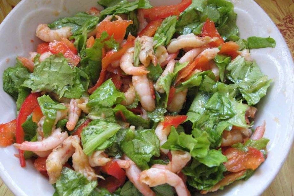 Deniz ürünleri ve hindistancevizi yağı ile salata - şenlikli masaya layık sağlıklı bir yemek.