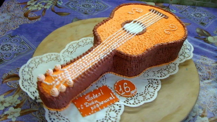 Cake manufacturing scheme in the form of a guitar
