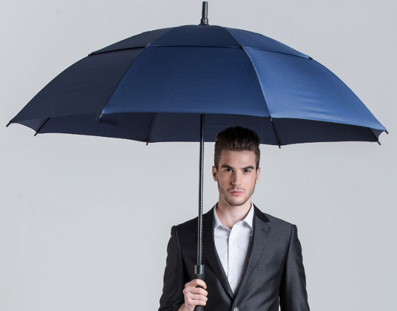 Ein großer Regenschirm von Männern